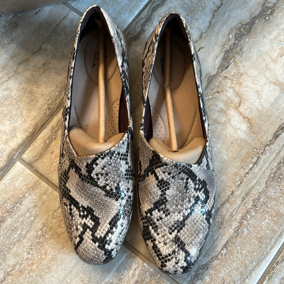 NWT Clarks Sz 9 Taupe Snake Slip Ons - Picture 2 of 5